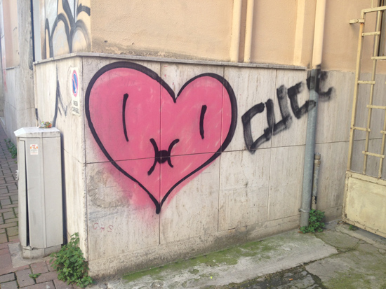 cuore rosso disegnato su un muro